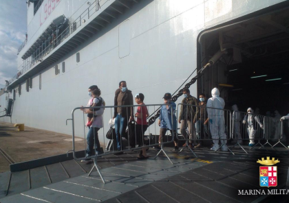 Nuovo sbarco di migranti a Taranto. In mille e settecento sul Molo San Cataldo Nuovo sbarco di migranti a Taranto. In mille e settecento sul Molo San Cataldo