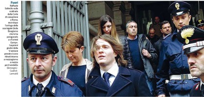 L’assoluzione di Amanda e Raffaele, il gesto dell’ombrello a mia madre, simbolo dei forcaioli italiani L’assoluzione di Amanda e Raffaele, il gesto dell’ombrello a mia madre, simbolo dei forcaioli italiani