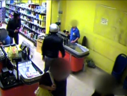 Il cassiere di un supermercato a Taranto ferito durante una rapina Il cassiere di un supermercato a Taranto ferito durante una rapina