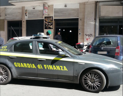 La Guardia di Finanza di Taranto sequestra un bar, beni e contanti per 150mila euro alla famiglia del pregiudicato Pasquale Giannotta La Guardia di Finanza di Taranto sequestra un bar, beni e contanti per 150mila euro alla famiglia del pregiudicato Pasquale Giannotta