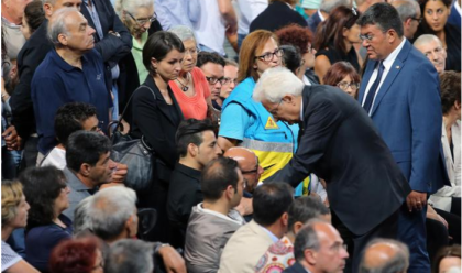 L’ultimo saluto alle vittime dei treni Puglia, funerali ad Andria. Mattarella abbraccia i parenti item-thumbnail