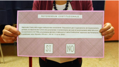 Gli italiani al voto sul referendum: seggi aperti sino alle 23 Gli italiani al voto sul referendum: seggi aperti sino alle 23