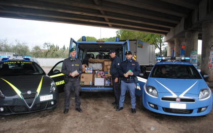 Maxisequestro della Guardia di Finanza di fuochi d’artificio nel barese Maxisequestro della Guardia di Finanza di fuochi d’artificio nel barese