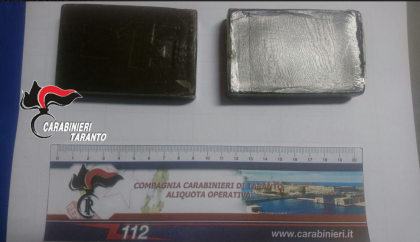 Taranto: Arrestata dai Carabinieri una tarantina sorpresa con due etti di hashish Taranto: Arrestata dai Carabinieri una tarantina sorpresa con due etti di hashish
