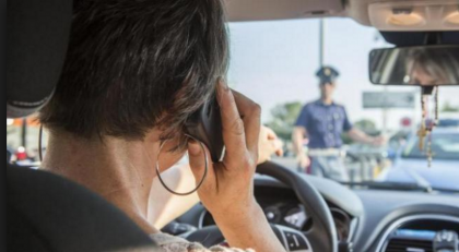 Patente ritirata a chi guida con cellulare in mano : la norma al via entro l’estate item-thumbnail