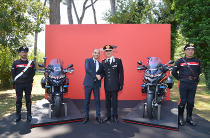 I Carabinieri danno il benvenuto alle nuove motociclette Ducati multistrada I Carabinieri danno il benvenuto alle nuove motociclette Ducati multistrada