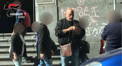 Napoli: turisti stranieri negano soldi a un parcheggiatore abusivo e questi rovina la loro vettura. Carabinieri arrestano il parcheggiatore estorsore item-thumbnail