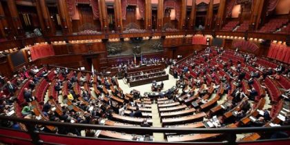 Il “Rosatellum” passa al Senato tra proteste. Maggioranza su tutte e cinque le fiducie. Il “Rosatellum” passa al Senato tra proteste. Maggioranza su tutte e cinque le fiducie.