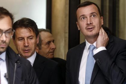 Casalino e la sua frase contro i down: la ricostruzione sul video item-thumbnail
