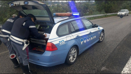 Arrestati a Roma due agenti della polizia stradale: pretendevano soldi per sfuggire alle multe Arrestati a Roma due agenti della polizia stradale: pretendevano soldi per sfuggire alle multe
