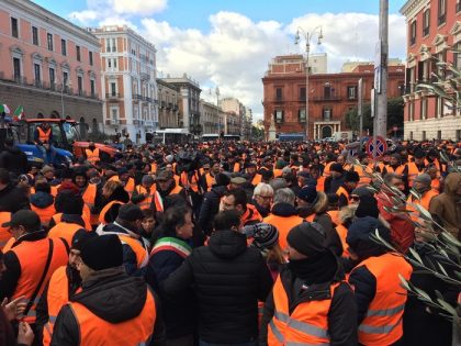 3000 gilet arancioni con i trattori davanti alla Prefettura di Bari item-thumbnail