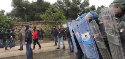 Corteo contro l'ex-Ilva: sassi e bottiglie scagliati contro le forze dell'ordine item-thumbnail