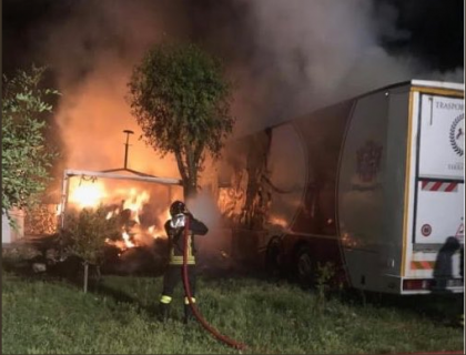 Vigile del fuoco muore a Taranto per spegnere un incendio in un maneggio Vigile del fuoco muore a Taranto per spegnere un incendio in un maneggio