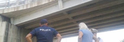 Poliziotta si lancia da un ponte e muore sul colpo item-thumbnail