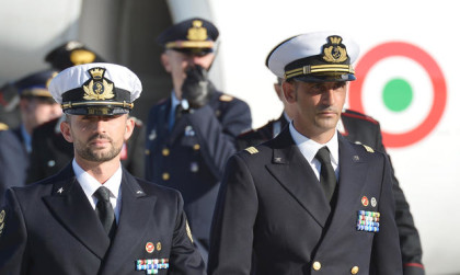 Il primo verdetto del Tribunale internazionale sulla vicenda dei Marò: “Italia e India sospendano le procedure” Il primo verdetto del Tribunale internazionale sulla vicenda dei Marò: “Italia e India sospendano le procedure”