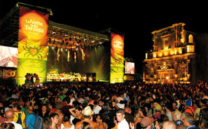 La carica dei 150 mila per la Notte della Taranta, la “Woodstock del Sud” La carica dei 150 mila per la Notte della Taranta, la “Woodstock del Sud”