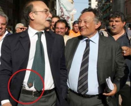 Quando le foto del sindaco di Taranto con la pistola (ma senza scorta !) facevano il giro d’ Italia Quando le foto del sindaco di Taranto con la pistola (ma senza scorta !) facevano il giro d’ Italia