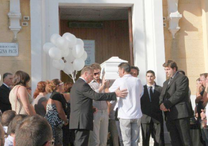 L’ultimo abbraccio di Taranto al piccolo Lorenzo, “simbolo” di tutti i bimbi malati della città L’ultimo abbraccio di Taranto al piccolo Lorenzo, “simbolo” di tutti i bimbi malati della città