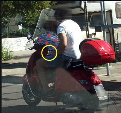 Sì o no al contromano in bicicletta? Ma pochi usano il casco in moto… item-thumbnail