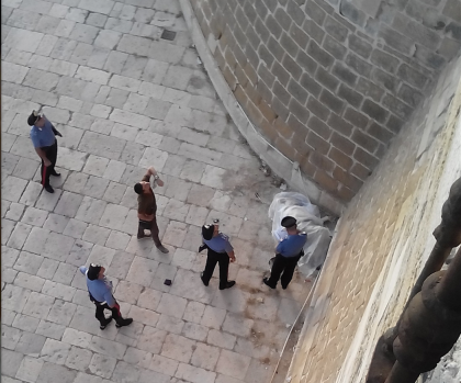 Un nuovo suicidio sul lungomare. Un uomo di 73 anni si è lanciato ed è morto sul colpo Un nuovo suicidio sul lungomare. Un uomo di 73 anni si è lanciato ed è morto sul colpo