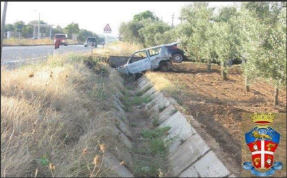 Bloccato nell’auto in fiamme, viene salvato da un immigrato Bloccato nell’auto in fiamme, viene salvato da un immigrato