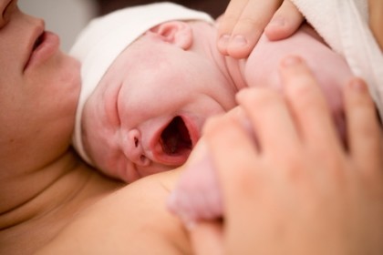 Bimbo nasce in auto. Ad aiutare la mamma due “angeli” poliziotti Bimbo nasce in auto. Ad aiutare la mamma due “angeli” poliziotti