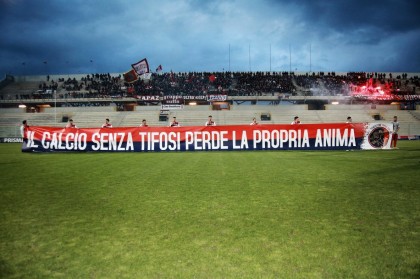 Taranto F.C. : gli abbonati calano del 50% . I tifosi rossoblu la pensano come noi. Taranto F.C. : gli abbonati calano del 50% . I tifosi rossoblu la pensano come noi.