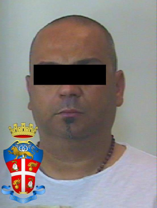 Inseguito, perquisito e arrestato con 700 grammi di hashish. Inseguito, perquisito e arrestato con 700 grammi di hashish.