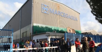 Gli operai della Marcegaglia furenti: «A rischio la cassa integrazione » Gli operai della Marcegaglia furenti: «A rischio la cassa integrazione »