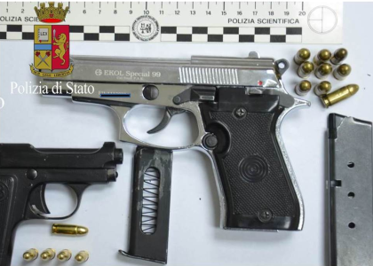 Spacciatore deteneva 2 armi clandestine, Arrestato dai “falchi” della Polizia di Stato ! item-thumbnail