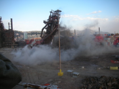 L’ILVA demolisce una torre del suo stabilimento L’ILVA demolisce una torre del suo stabilimento