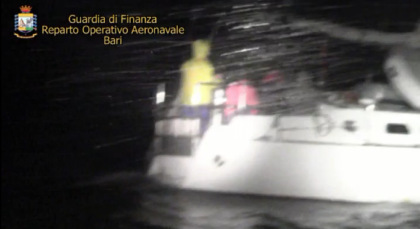 Intercettato veliero a S. Maria di Leuca con 24 emigranti a bordo Intercettato veliero a S. Maria di Leuca con 24 emigranti a bordo