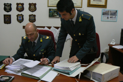 Sequestrati dalla Guardia di Finanza automezzi e disponibilità finanziarie per 135mila euro Sequestrati dalla Guardia di Finanza automezzi e disponibilità finanziarie per 135mila euro