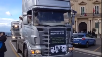 ILVA l’indotto protesta. 50 tir hanno paralizzato Taranto ILVA l’indotto protesta. 50 tir hanno paralizzato Taranto