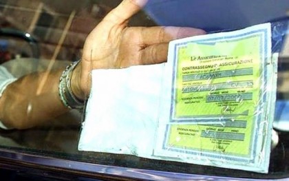 L’assicurazione sparisce dal parabrezza L’assicurazione sparisce dal parabrezza