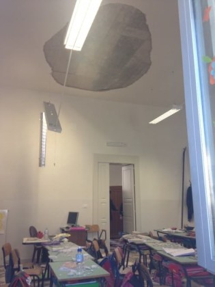 Crolla il soffitto di una scuola ad Ostuni : la maestra e due bambini in ospedale item-thumbnail