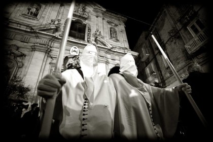 La Processione dei Misteri raccontata dalla fotografia di Carmine Lafratta. Spiritualità ed arte pura. La Processione dei Misteri raccontata dalla fotografia di Carmine Lafratta. Spiritualità ed arte pura.