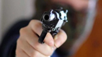 “Scherzi a parte” (bis) ? Ieri esplosi colpi di pistola in pieno centro. E mano male che per il questore “Taranto è la città più sicura di Puglia”…. “Scherzi a parte” (bis) ? Ieri esplosi colpi di pistola in pieno centro. E mano male che per il questore “Taranto è la città più sicura di Puglia”….