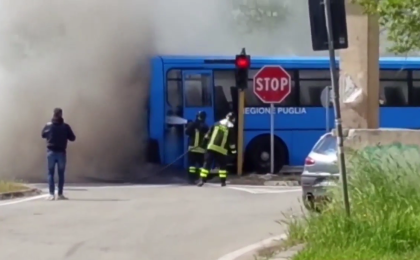 A fuoco un autobus della Sud Est a Martina Franca A fuoco un autobus della Sud Est a Martina Franca