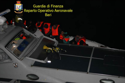 La Finanza blocca nel canale d’ Otranto un potente gommone con a bordo 30 migranti La Finanza blocca nel canale d’ Otranto un potente gommone con a bordo 30 migranti
