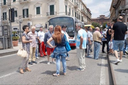 Gli operai della Provincia di Taranto a rischio licenziamento bloccano il ponte girevole Gli operai della Provincia di Taranto a rischio licenziamento bloccano il ponte girevole