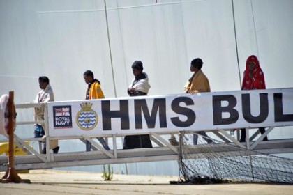 Mille migranti sbarcati a Taranto da nave militare inglese Mille migranti sbarcati a Taranto da nave militare inglese