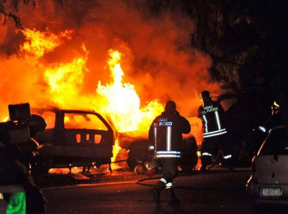 Quattro auto incendiate sulla litoranea. I proprietari erano alla festa del neo consigliere regionale Francesca Franzoso item-thumbnail