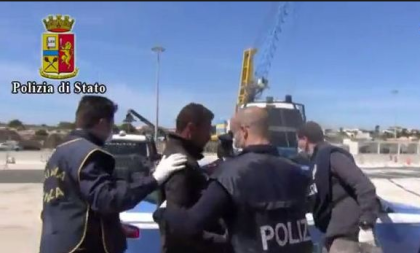 Due scafisti di immigrati arrestati dalla Polizia di Stato a Taranto Due scafisti di immigrati arrestati dalla Polizia di Stato a Taranto
