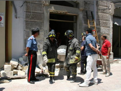 Taranto, crollo in pieno centro per una fuga di gas. Un morto, sei feriti Taranto, crollo in pieno centro per una fuga di gas. Un morto, sei feriti