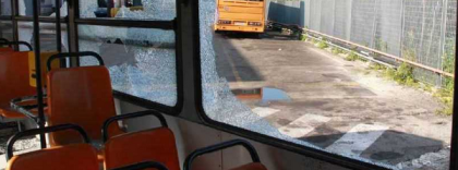 Ancora sassi contro l’autobus al Paolo VI. Ma le forze dell’ordine esistono ? Ancora sassi contro l’autobus al Paolo VI. Ma le forze dell’ordine esistono ?