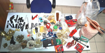 La Polizia diStato scova un arsenale di armi. Un arrestato La Polizia diStato scova un arsenale di armi. Un arrestato