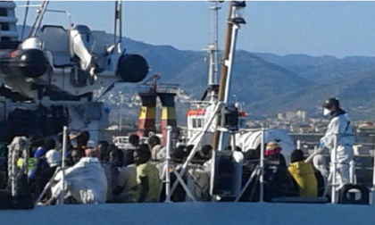 Sbarco clandestini nave PHONEIX : la Polizia di Stato arresta tre “scafisti”. Sbarco clandestini nave PHONEIX : la Polizia di Stato arresta tre “scafisti”.