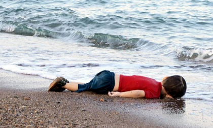 La storia del piccolo Aylan, il bimbo di tre anni morto sulla spiaggia La storia del piccolo Aylan, il bimbo di tre anni morto sulla spiaggia