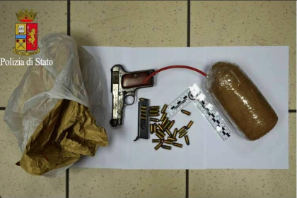 Arrestato dalla Polizia di Stato, nascondeva una pistola ed un potente esplosivo Arrestato dalla Polizia di Stato, nascondeva una pistola ed un potente esplosivo